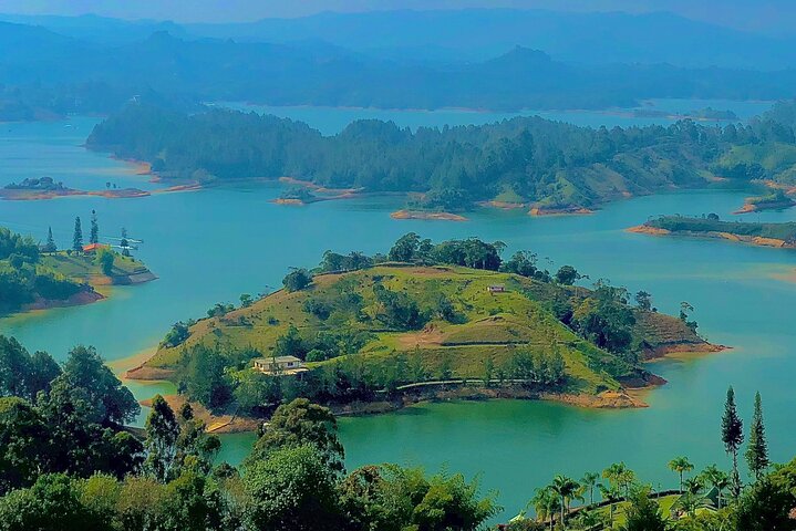 Excursão de um dia inteiro a Guatapé, incluindo Piedra del Peñol, com refeições e passeio de barco.