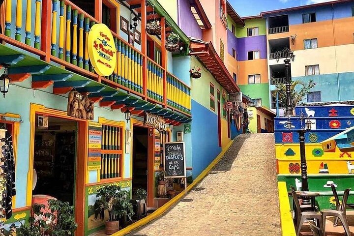 Excursão de um dia inteiro a Guatapé, incluindo Piedra del Peñol, com refeições e passeio de barco.