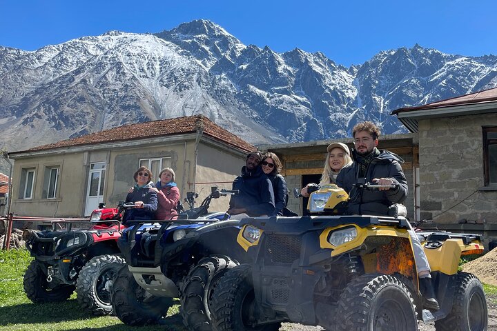 Recorrido todoterreno en todoterreno desde Stepantsminda hasta el pueblo de Juta
