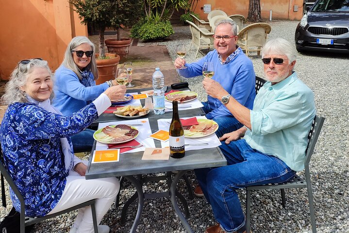 Privé wijntour door de magische heuvels van Lucca met een sommelier.