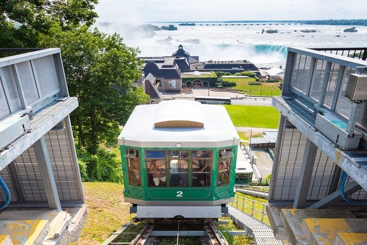 Niagara Falls Tour: Croisière en bateau, voyage derrière les chutes et Skylon