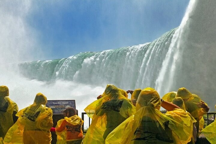 Niagara Falls Tour: Croisière en bateau, voyage derrière les chutes et Skylon