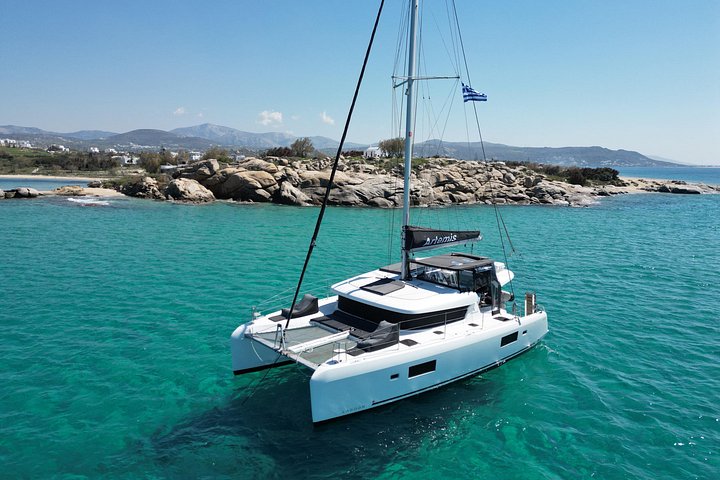 Gedeelde Catamaran All-inclusive-dagcruise naar Naxos of Paros