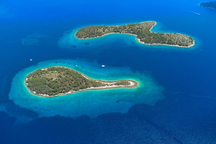Passeio de barco privado nadar e relaxar em cristal azul Šibenik meio dia