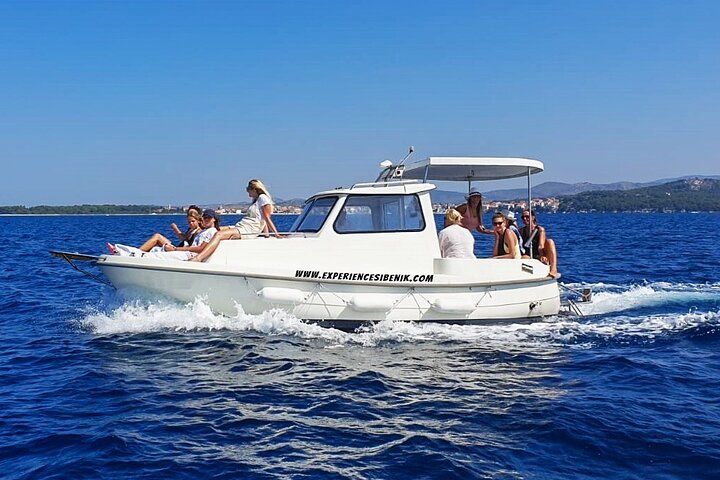 Passeio de barco privado nadar e relaxar em cristal azul Šibenik meio dia