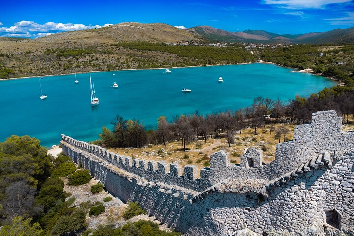 Passeio de barco privado nadar e relaxar em cristal azul Šibenik meio dia