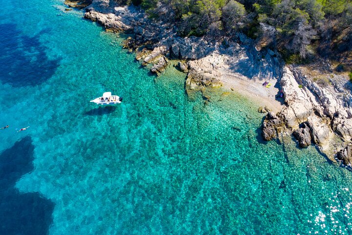 Passeio de barco privado nadar e relaxar em cristal azul Šibenik meio dia