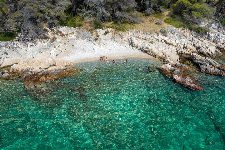 Passeio de barco privado nadar e relaxar em cristal azul Šibenik meio dia