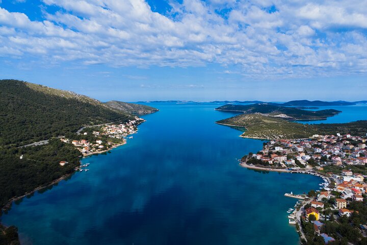Passeio de barco privado nadar e relaxar em cristal azul Šibenik meio dia
