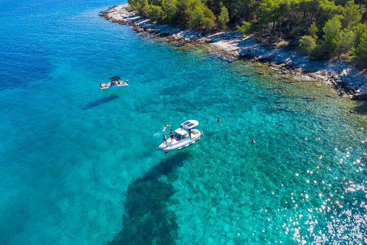 Passeio de barco privado nadar e relaxar em cristal azul Šibenik meio dia