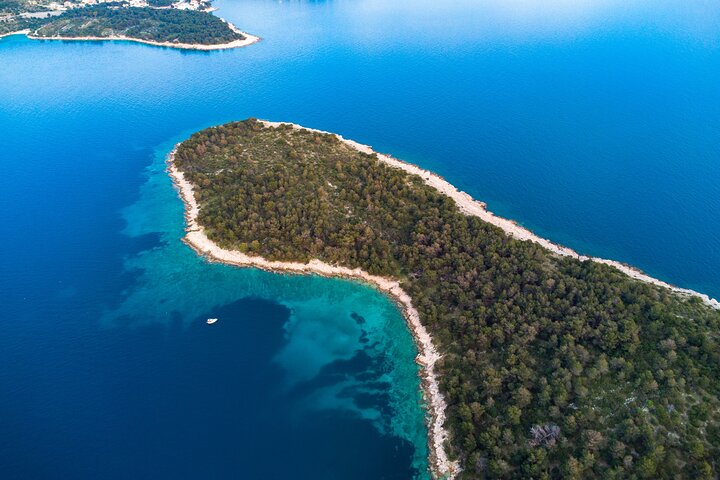 Passeio de barco privado nadar e relaxar em cristal azul Šibenik meio dia