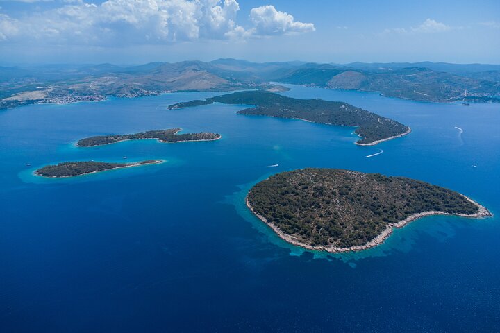Passeio de barco privado nadar e relaxar em cristal azul Šibenik meio dia