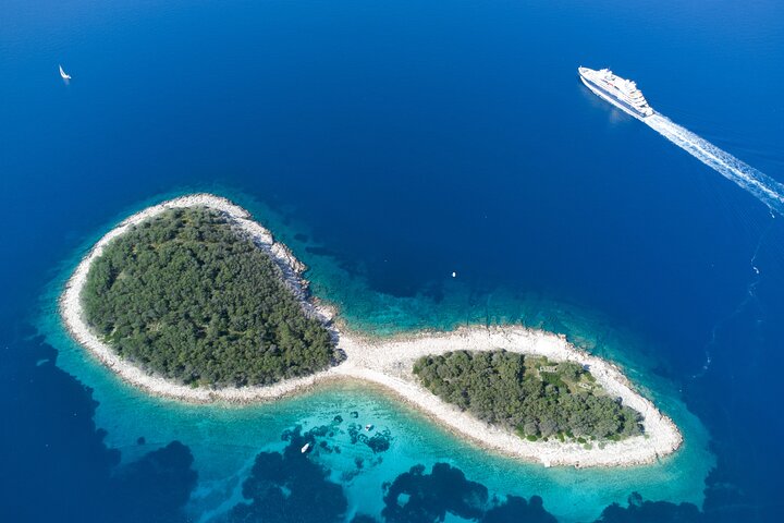 Passeio de barco privado nadar e relaxar em cristal azul Šibenik meio dia