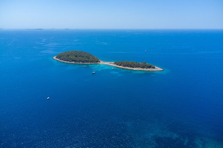 Passeio de barco privado nadar e relaxar em cristal azul Šibenik meio dia