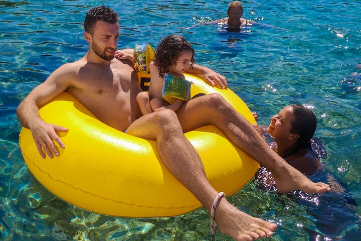 Passeio de barco privado nadar e relaxar em cristal azul Šibenik meio dia