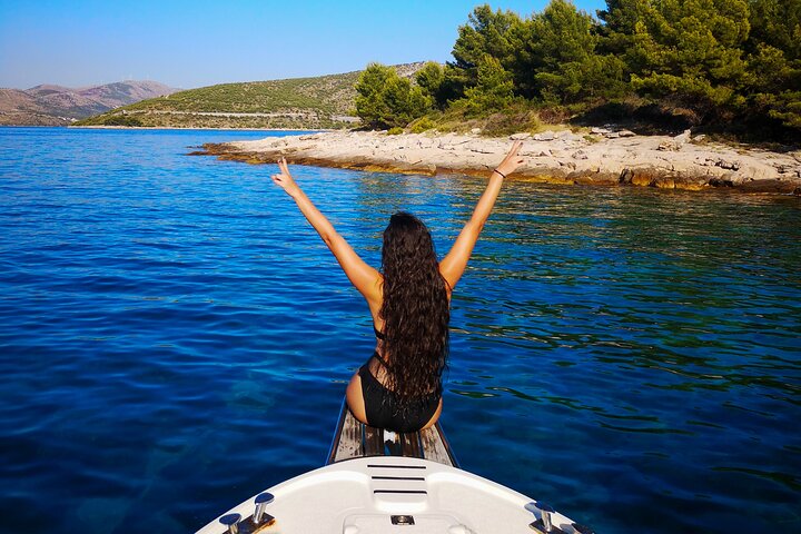 Passeio de barco privado nadar e relaxar em cristal azul Šibenik meio dia