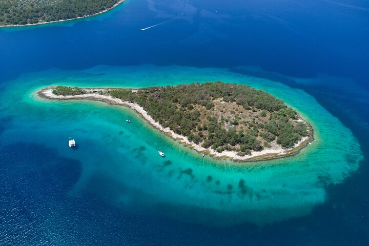 Passeio de barco privado nadar e relaxar em cristal azul Šibenik meio dia