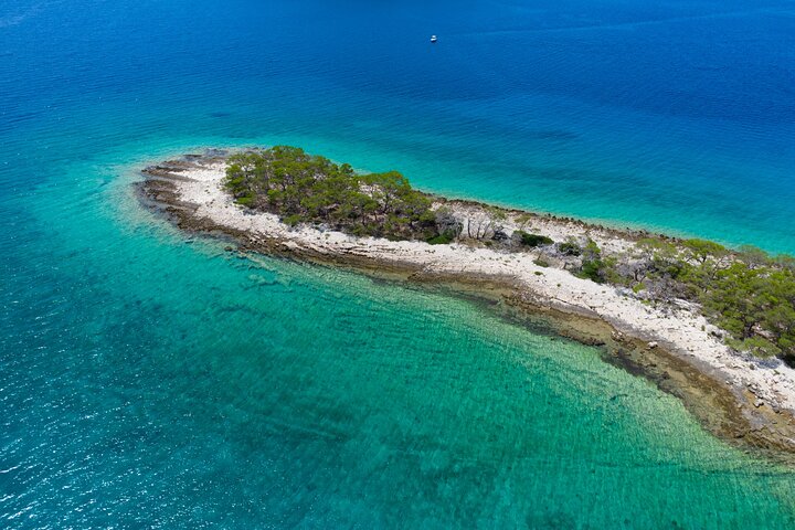 Passeio de barco privado nadar e relaxar em cristal azul Šibenik meio dia