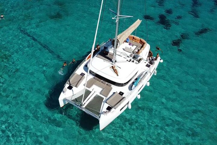 Crucero de día completo en catamarán a Antíparos y la Laguna Azul