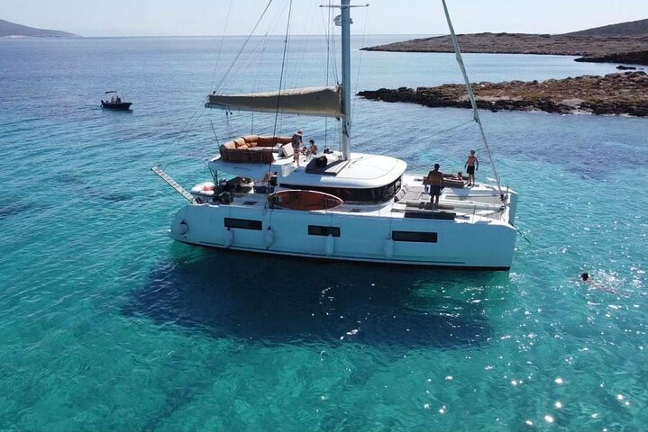 Crucero de día completo en catamarán a Antíparos y la Laguna Azul