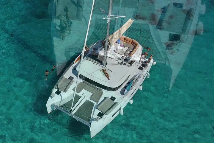 Crucero de día completo en catamarán a Antíparos y la Laguna Azul