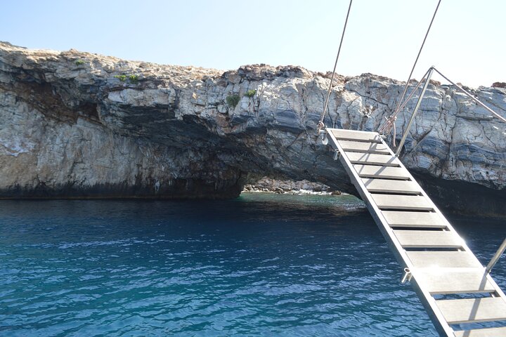Crucero de día completo en catamarán a Antíparos y la Laguna Azul