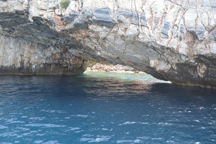 Crucero de día completo en catamarán a Antíparos y la Laguna Azul