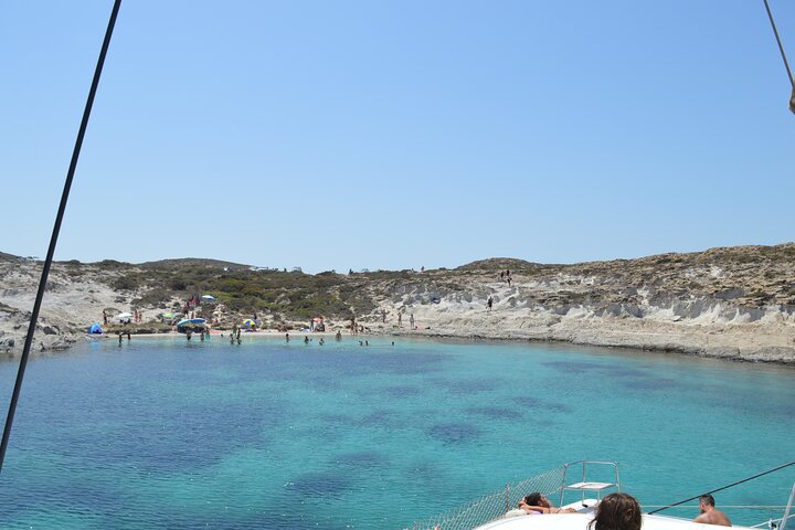 Crucero de día completo en catamarán a Antíparos y la Laguna Azul