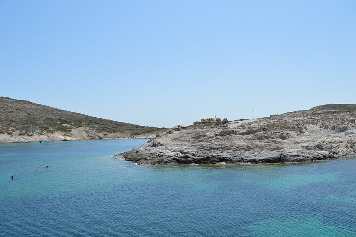 Crucero de día completo en catamarán a Antíparos y la Laguna Azul