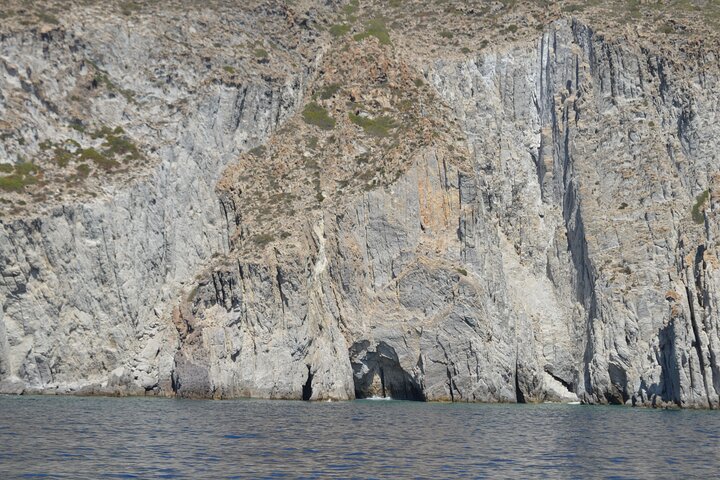 Crucero de día completo en catamarán a Antíparos y la Laguna Azul