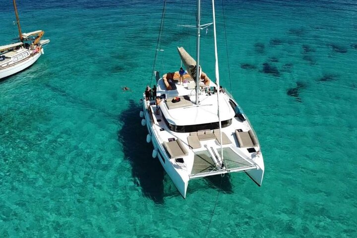 Crucero de día completo en catamarán a Antíparos y la Laguna Azul