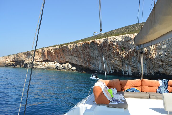 Crucero de día completo en catamarán a Antíparos y la Laguna Azul