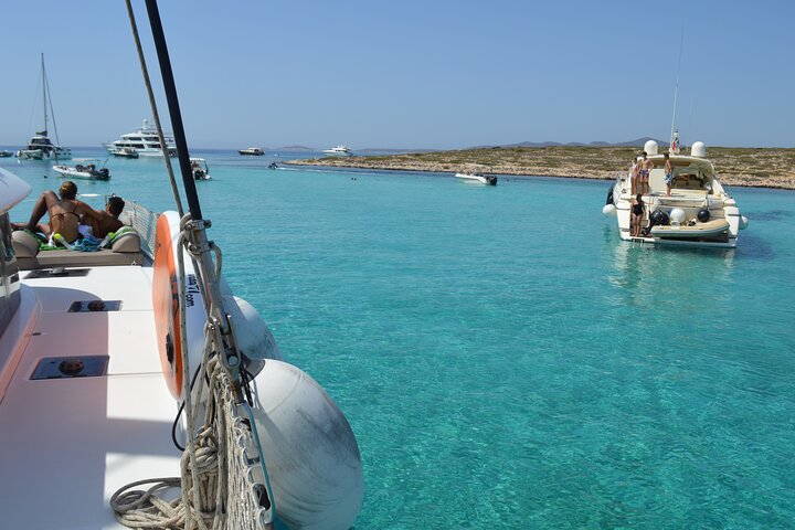 Crucero de día completo en catamarán a Antíparos y la Laguna Azul