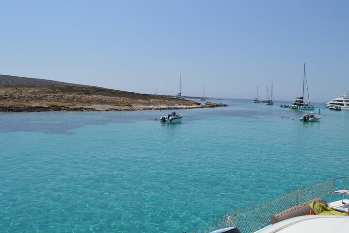 Crucero de día completo en catamarán a Antíparos y la Laguna Azul