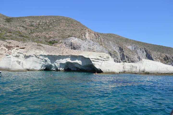 Crucero de día completo en catamarán a Antíparos y la Laguna Azul