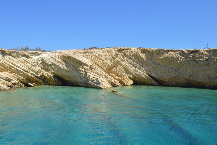 Crucero de día completo en catamarán a Antíparos y la Laguna Azul