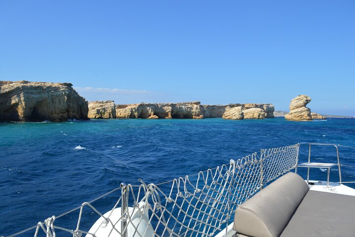Crucero de día completo en catamarán a Antíparos y la Laguna Azul
