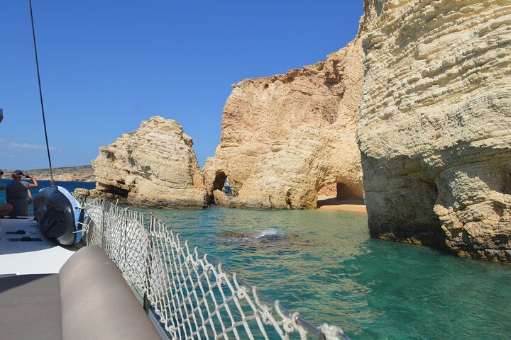 Crucero de día completo en catamarán a Antíparos y la Laguna Azul
