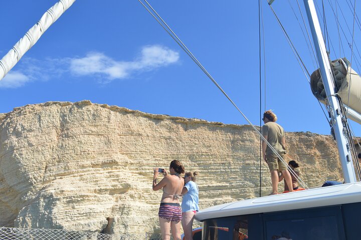 Crucero de día completo en catamarán a Antíparos y la Laguna Azul