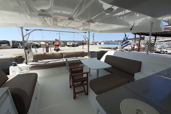 Crucero de día completo en catamarán a Antíparos y la Laguna Azul