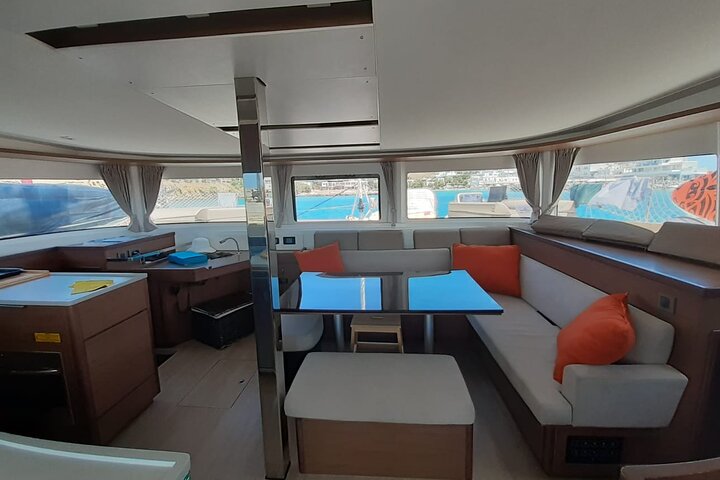 Crucero de día completo en catamarán a Antíparos y la Laguna Azul