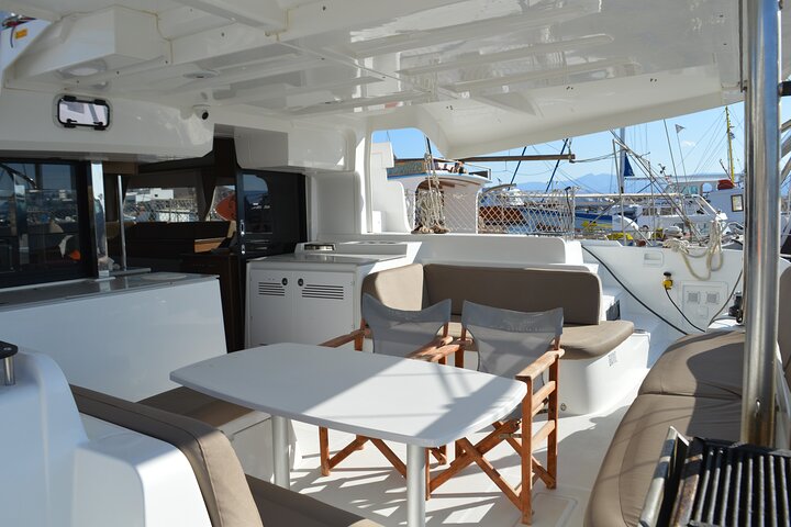 Crucero de día completo en catamarán a Antíparos y la Laguna Azul