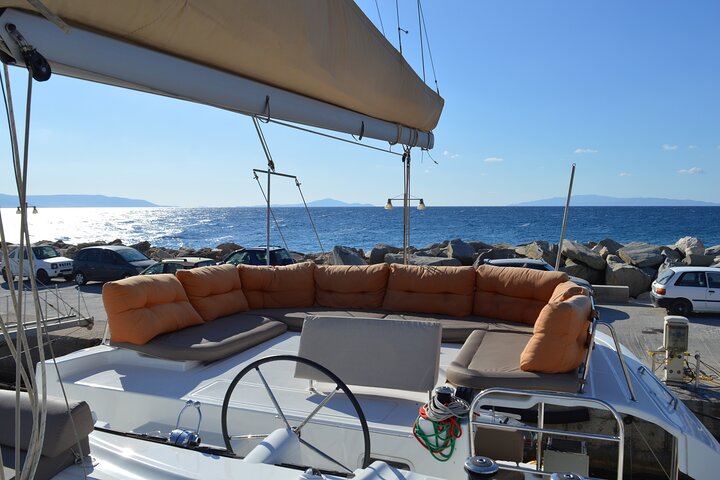 Crucero de día completo en catamarán a Antíparos y la Laguna Azul