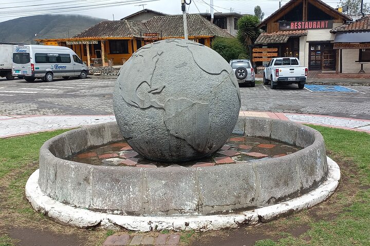 Otavalo-markt, kunst en muziek met het midden van de wereld (zonnewijzer)