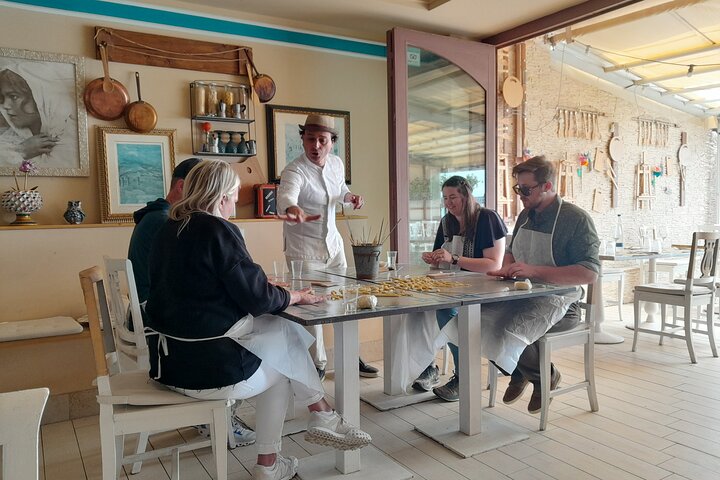 Siciliansk matlagingskurs med havutsikt og Taormina-markedet med kokk Mimmo