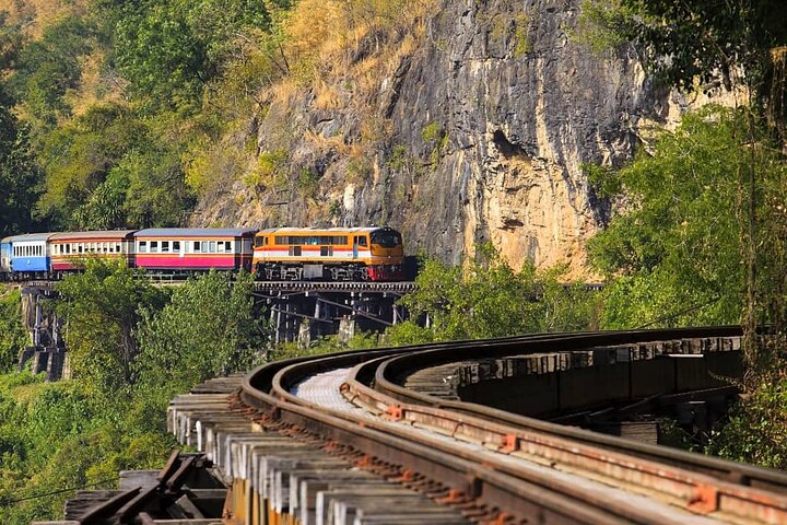 Erawan vandfald og togtur fra Kanchanaburi – hel dag