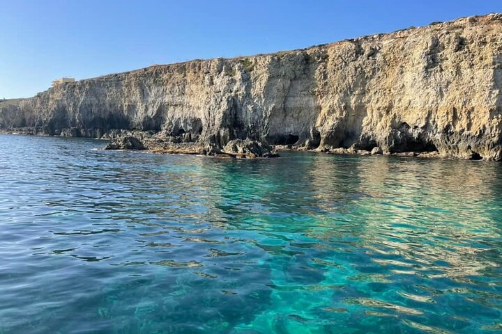 Paseo en barco por Ortigia, cuevas marinas, Pillirina y snorkel.