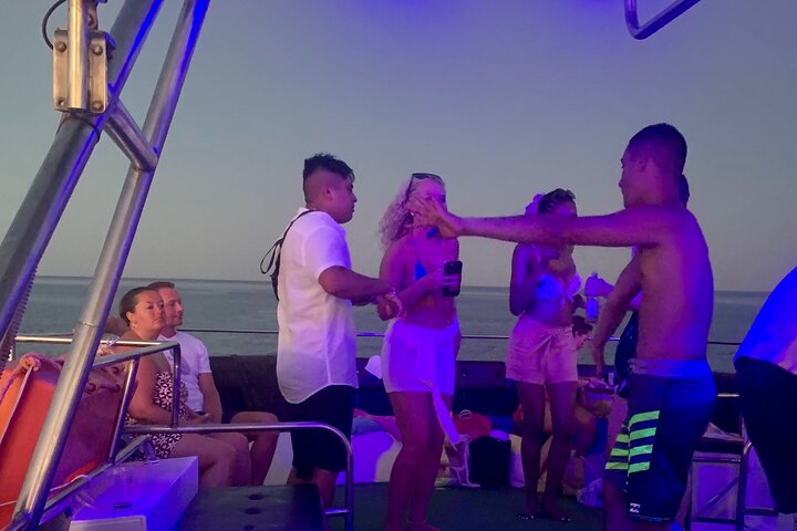 Crucero al atardecer por los 80/90 y DJ - ADULTOS 16+