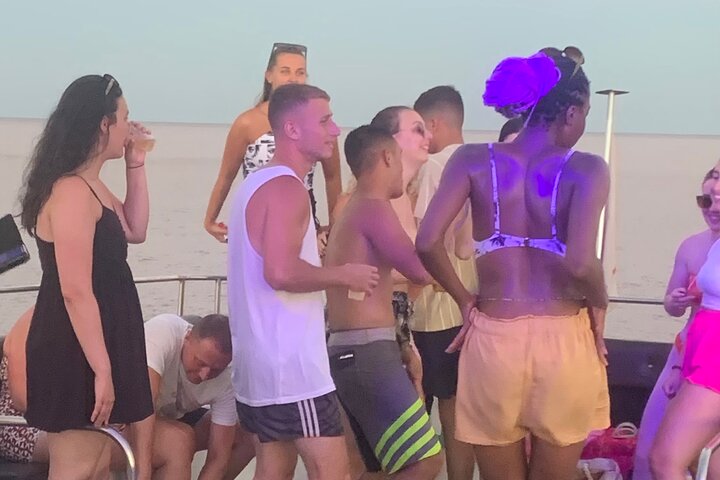 Crucero al atardecer por los 80/90 y DJ - ADULTOS 16+