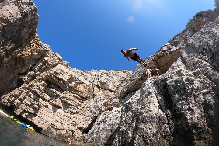Pula : Tour en kayak por la Cueva del Mar con Snorkel & Cliff Jumping